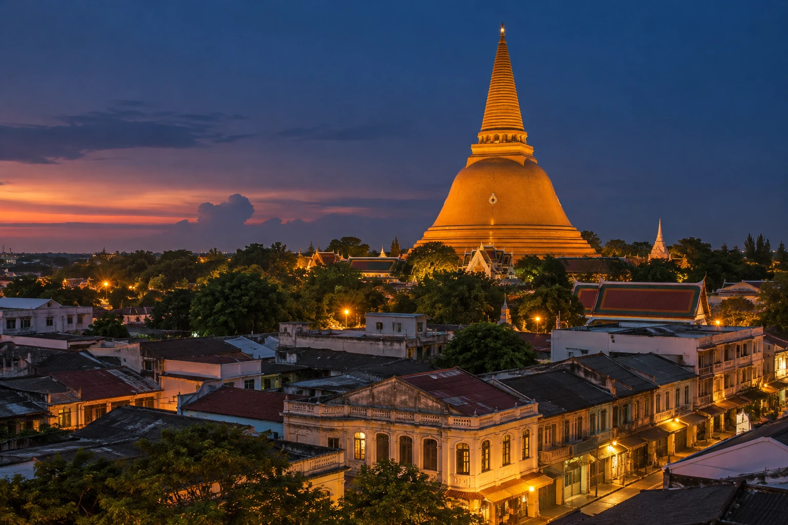 เมืองนครปฐมยามพลบค่ำ หลังคาบ้านและตึกแถวรอบองค์พระปฐมเจดีย์ บรรยากาศที่ซินแสดูฮวงจุ้ยนครปฐมต้องอ่านชัยภูมิ