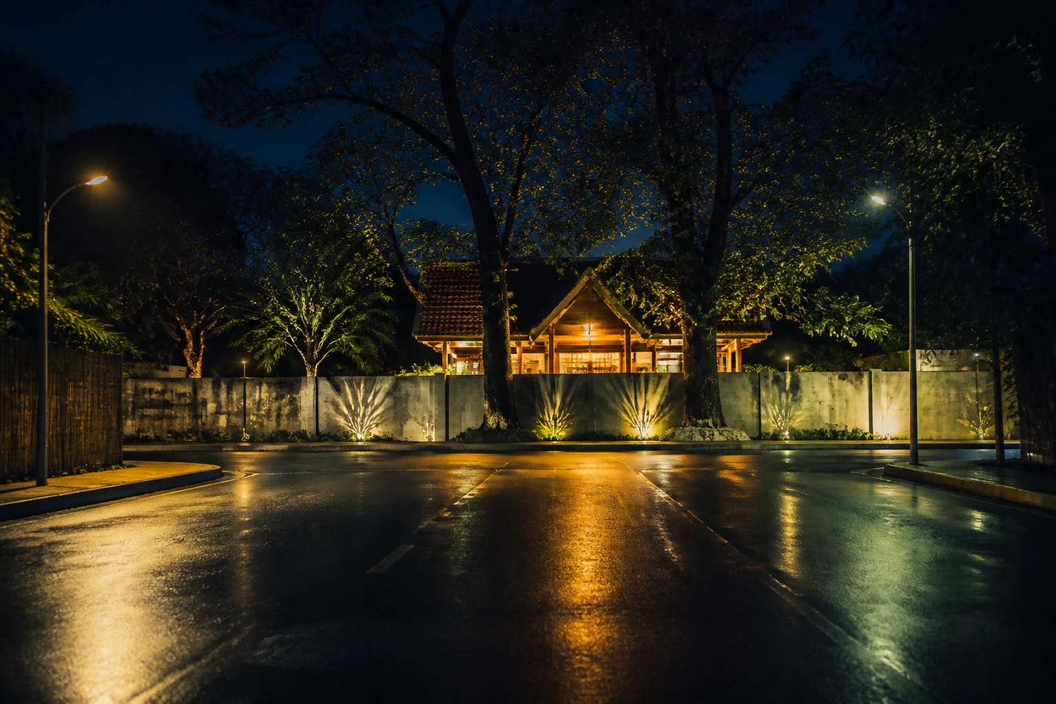 บ้านทางสามแพร่งยามค่ำ ถนนพุ่งตรงเข้าหน้าบ้านที่ปลายตัวที มีรั้วทึบและต้นไม้ใหญ่บังแนวถนน