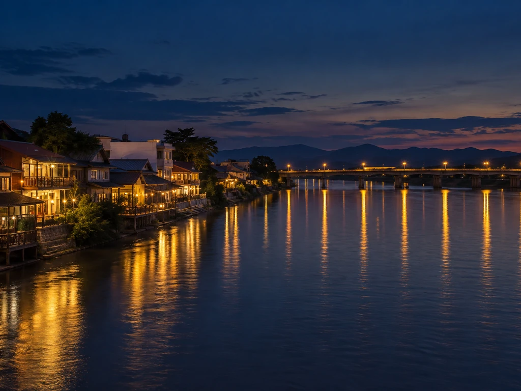 บ้านเรือนและร้านค้าริมแม่น้ำปิงในตัวเมืองตากยามเย็น มีสะพานข้ามแม่น้ำและแนวเขาไกล ตัวอย่างชัยภูมิบ้านริมน้ำที่ต้องดูก่อนจัดฮวงจุ้ย